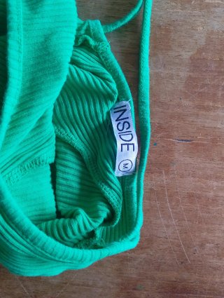 Camiseta verde verano cruzada espalda al aire libr
