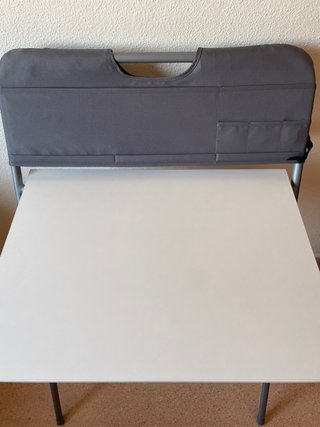Mesa plegable auxiliar con respaldo acolchado