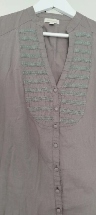 Camisa marrón con detalles grises