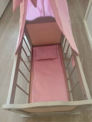 Cuna de madera para muñecas rosa
