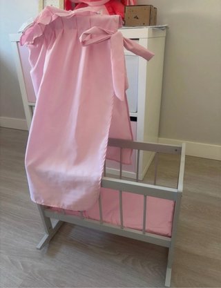 Cuna de madera para muñecas rosa