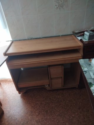 Escritorio de madera con ruedas