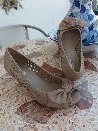 Scarpe con piccolo tacco donna beige