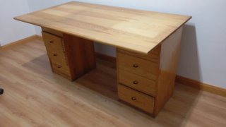 Escritorio de madera con 2 cajoneras