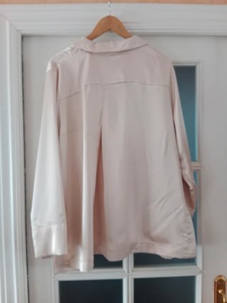 Chaqueta satinada Talla XL de H&M.