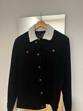 Chaqueta vaquera negra con cuello sherpa