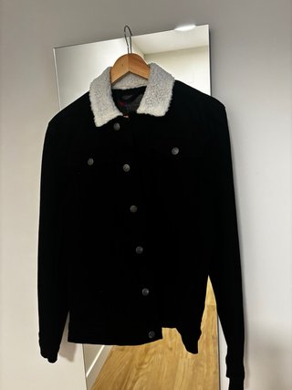 Chaqueta vaquera negra con cuello sherpa