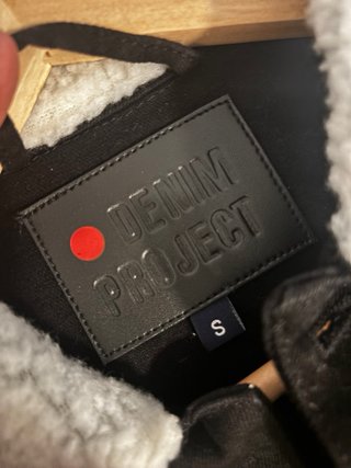 Chaqueta vaquera negra con cuello sherpa