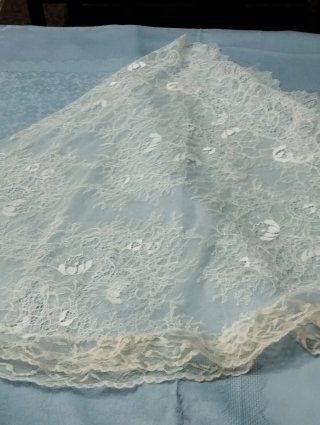 Mantilla de encaje blanco