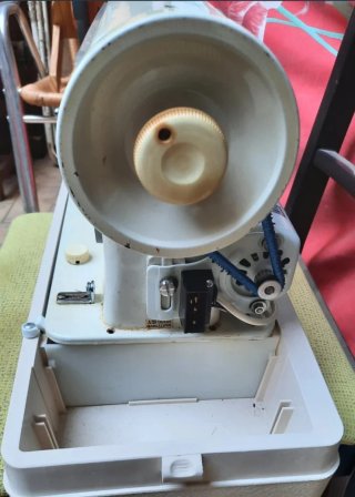 Máquina de coser Singer blanca y gris