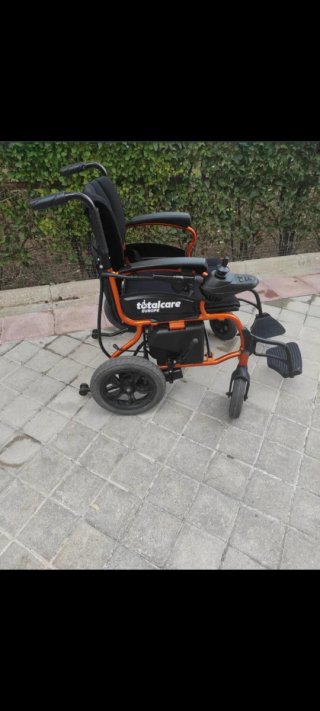 Silla de ruedas eléctrica moderna plegable