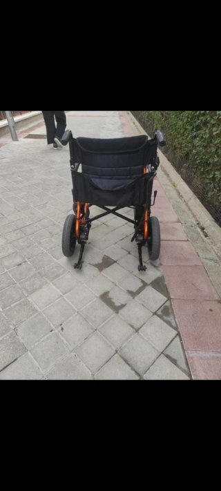 Silla de ruedas eléctrica moderna plegable