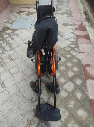 Silla de ruedas eléctrica moderna plegable