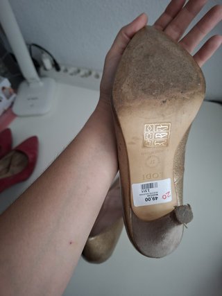 Scarpe dorate con punta fine