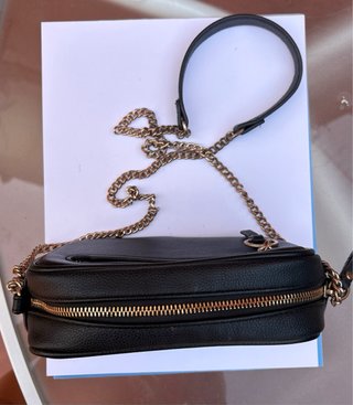 Bolso negro con cadena dorada