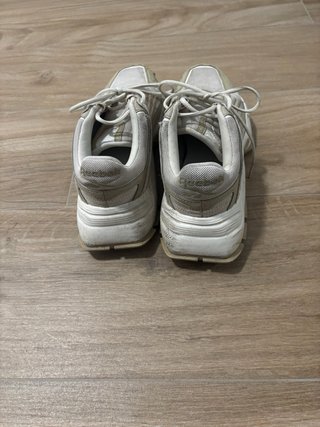 Zapatillas Reebok Gris y Blancas