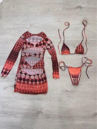 Conjunto bikini y vestido de malla