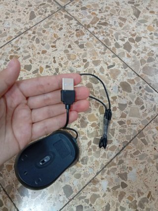 Mouse da computer nero con cavo