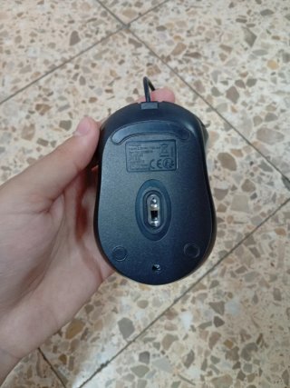 Mouse da computer nero con cavo