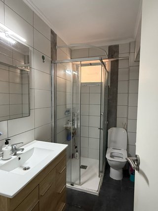 Se alquila habitación para chica en Carolinas