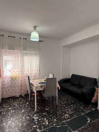 Se alquila habitación para chica en Carolinas