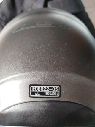 Chaqueta de moto negra y casco.