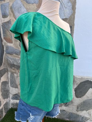 Blusa verde de un hombro con volante
