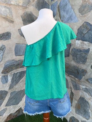 Blusa verde de un hombro con volante