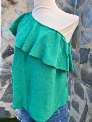 Blusa verde de un hombro con volante