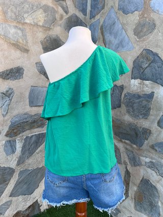 Blusa verde de un hombro con volante