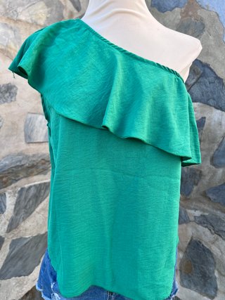 Blusa verde de un hombro con volante