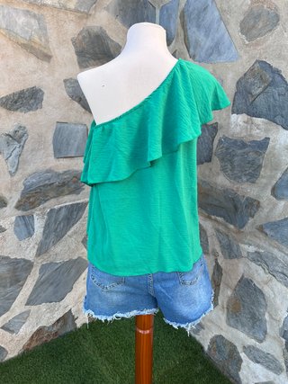 Blusa verde de un hombro con volante