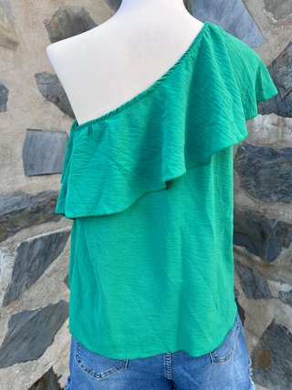 Blusa verde de un hombro con volante