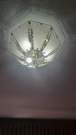 Lámpara de techo dorada y cristal