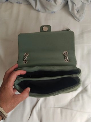 Bolso verde con cadena plateada