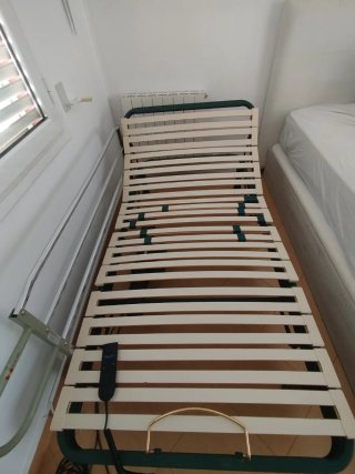 Cama articulada eléctrica con barandilla