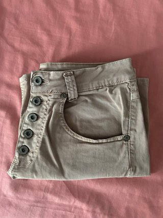Pantalón corto rosa pastel con botones. Please