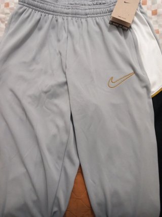 Conjunto Nike Gris,Calcetines Negros (Costó 125€)