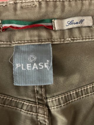 Pantalón corto verde militar claro. Marca Please