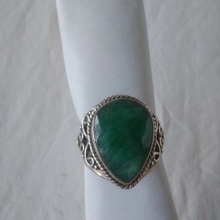 Anillo y colgante con esmeraldas