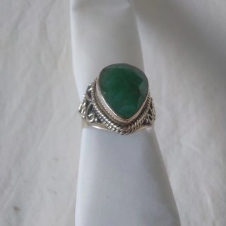 Anillo y colgante con esmeraldas