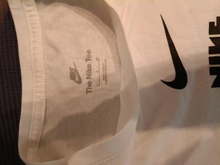 Camiseta Nike Blanca con Múltiples Logos de Nike
