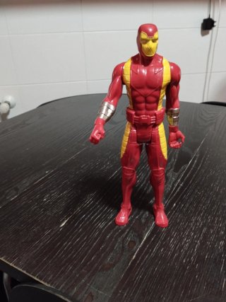 Figura Superhéroe Marvel Roja y Amarilla