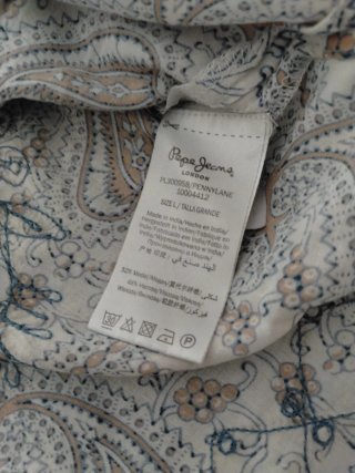 Blusa estampada beige y azul