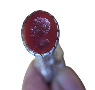 Sello de plata con camafeo rojo