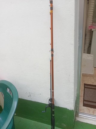 Caña de pescar con carrete nuevo sin usar