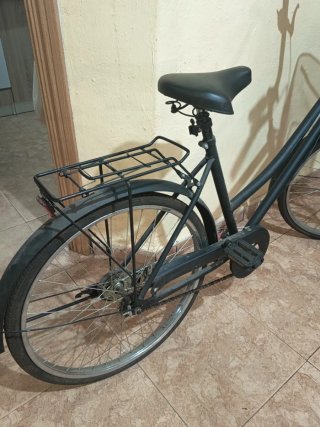 Bicicleta urbana negra con cesta