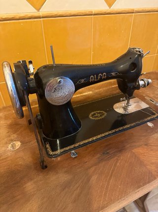 Máquina de coser antigua Alfa