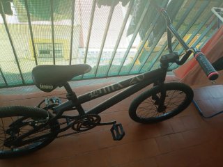 Bicicleta BMX Negra