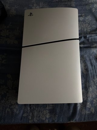 Console PlayStation 5 PS5 Bianca Slim con un Mando